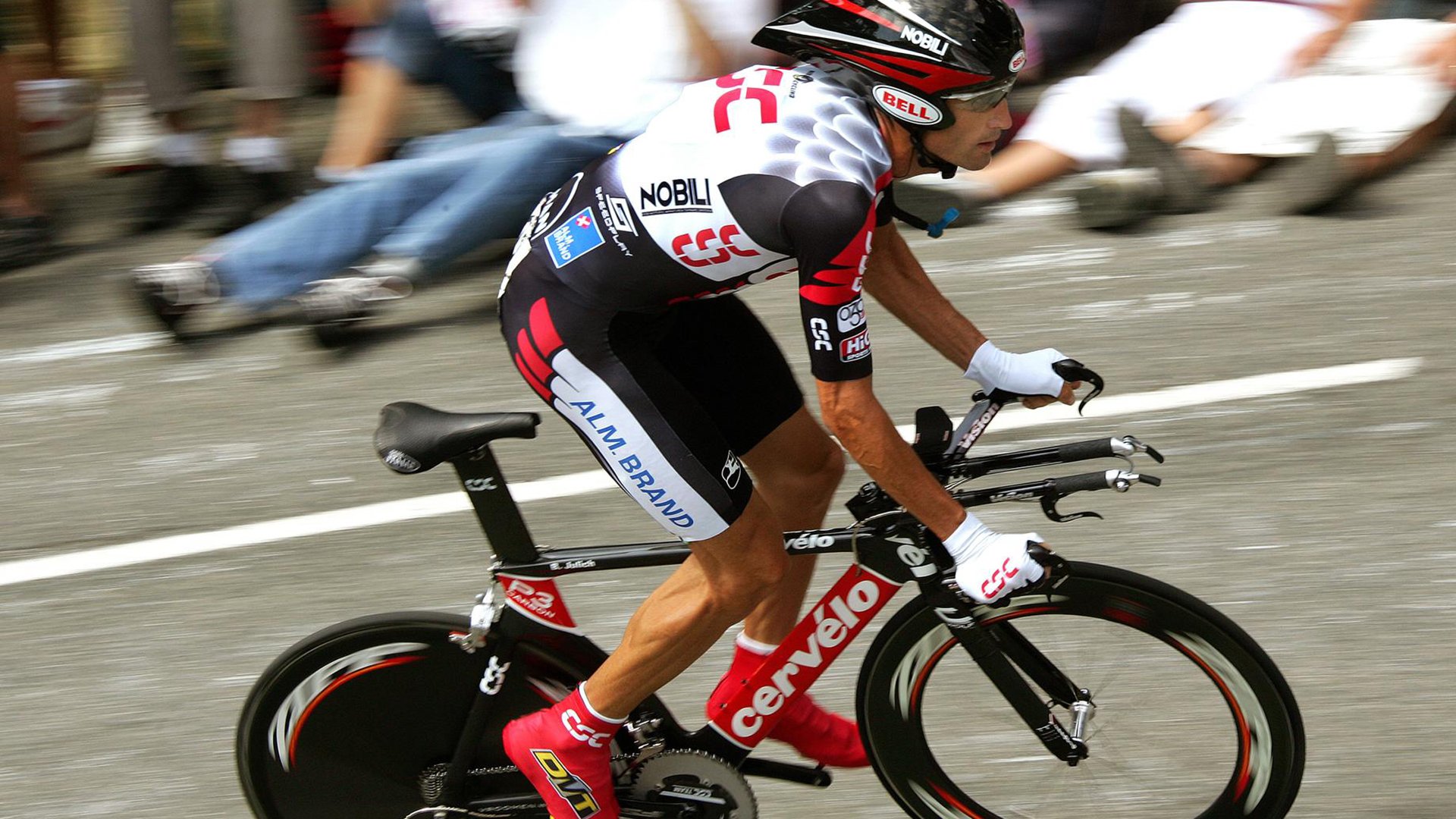 乔·波尔曼的全能表现使袋鼠队在橄榄球锦标赛中名列前茅，乔伯罗橄榄球